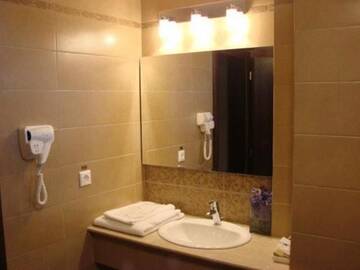 Фото номера Двухместный номер с 2 отдельными кроватями Отель Griff Hotel Zalau г. Залэу 5