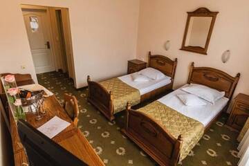 Фото номера Двухместный номер с 2 отдельными кроватями Отель Hotel Brilliant Meses г. Залэу 7